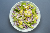 Salade de fleurs de glycine © Camille Oger